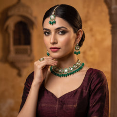 EL ARO Emerald Green Kundan Jewellery Set – Choker Necklace, Earrings & Maang Tikka
