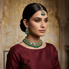 EL ARO Emerald Green Kundan Jewellery Set – Choker Necklace, Earrings & Maang Tikka