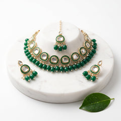 EL ARO Emerald Green Kundan Jewellery Set – Choker Necklace, Earrings & Maang Tikka