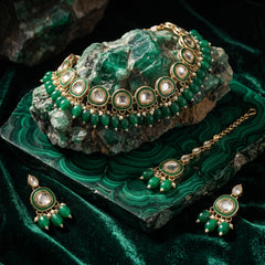 EL ARO Emerald Green Kundan Jewellery Set – Choker Necklace, Earrings & Maang Tikka