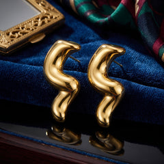 EL ARO Gold Sculptural S-Wave Chunky Hoop Stud Earrings