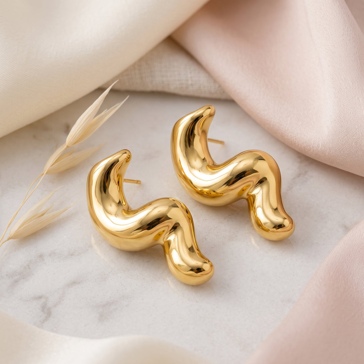 EL ARO Gold Sculptural S-Wave Chunky Hoop Stud Earrings