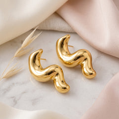 EL ARO Gold Sculptural S-Wave Chunky Hoop Stud Earrings